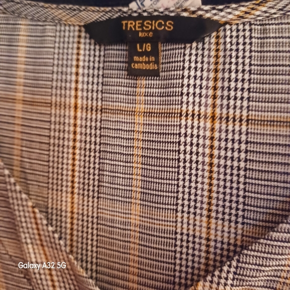 Tresics luxe Large Plaid Short Sleeved Button Up Blouse With Tied Sleeves - Picture 6 of 7